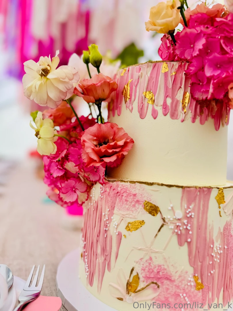 I love cake wanna take a bite 