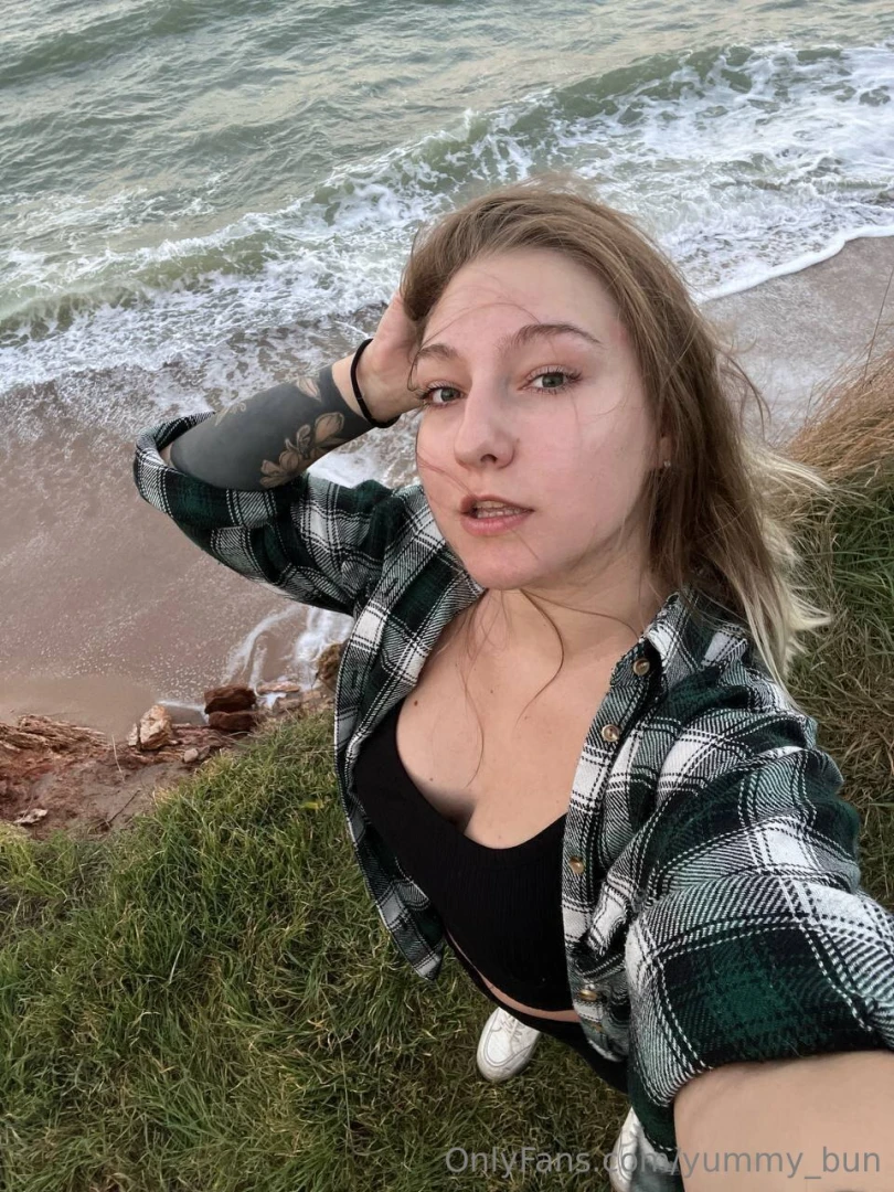 I like to walk on the beach 