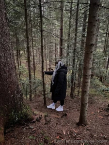 I like to walk in the woods do you