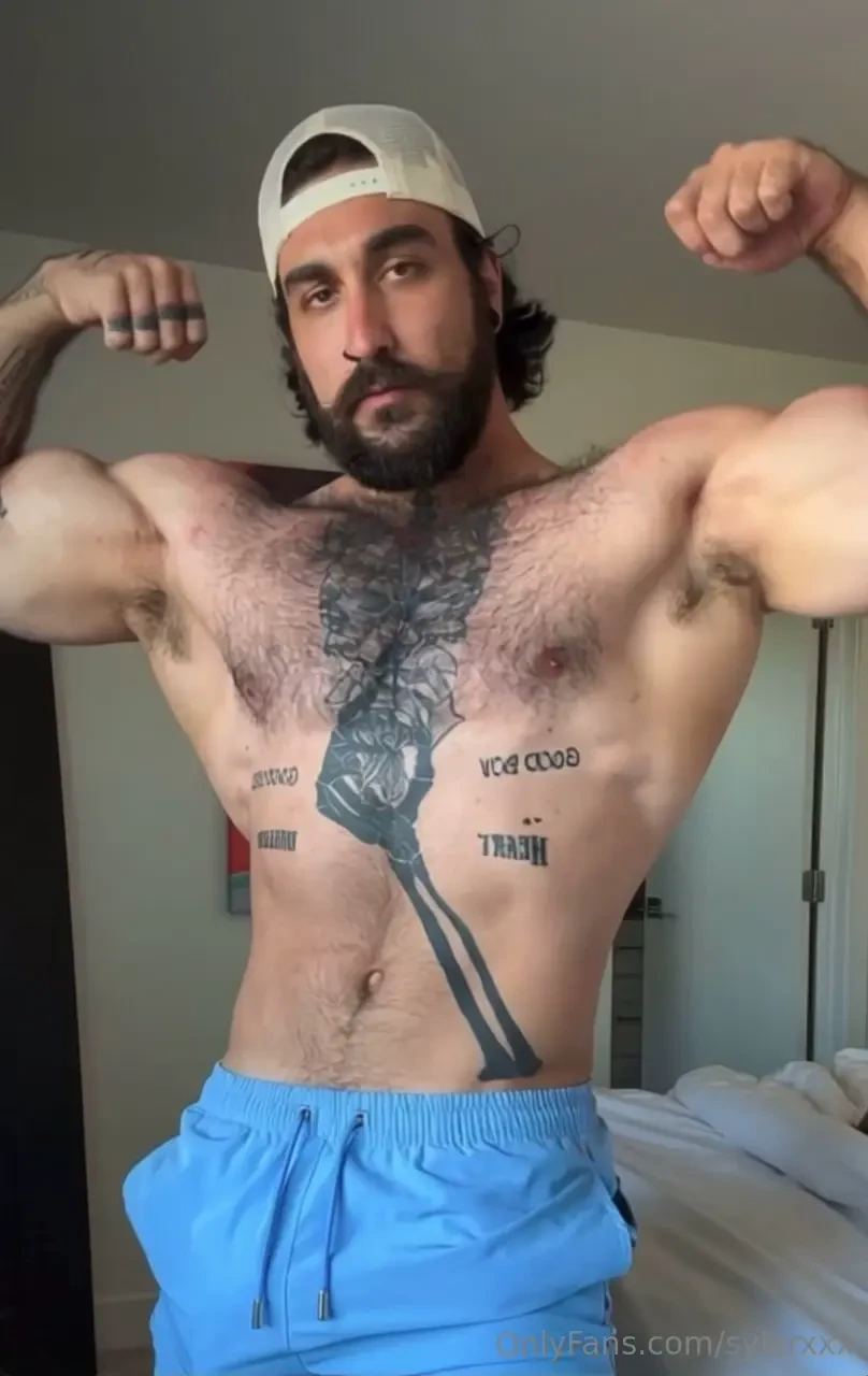 Imagine me looking down on you while you worship my muscles wyd 