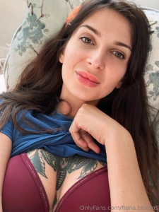 Sunday morning selfie i m on the lookout for something to fit between