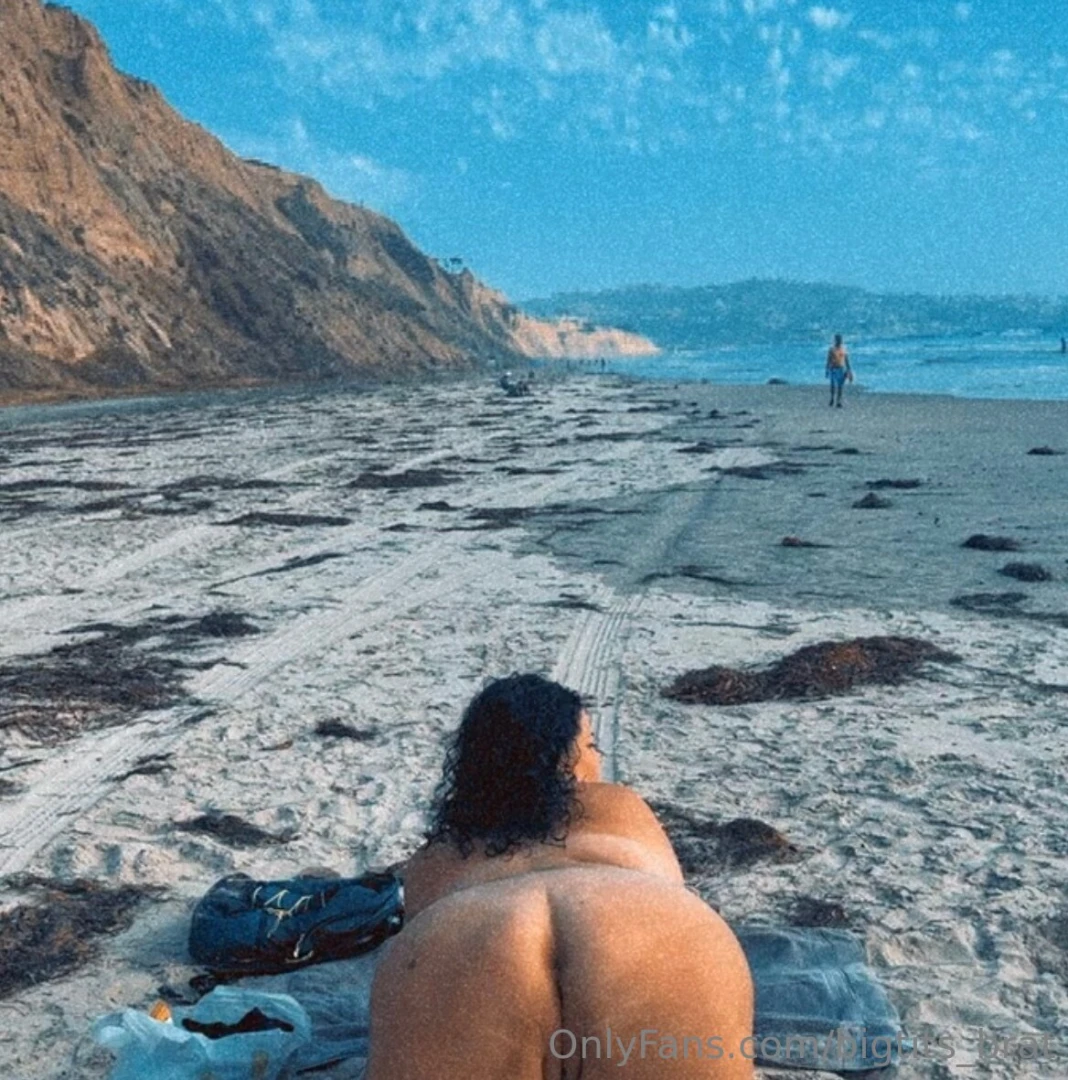 Naked slut at the beach 