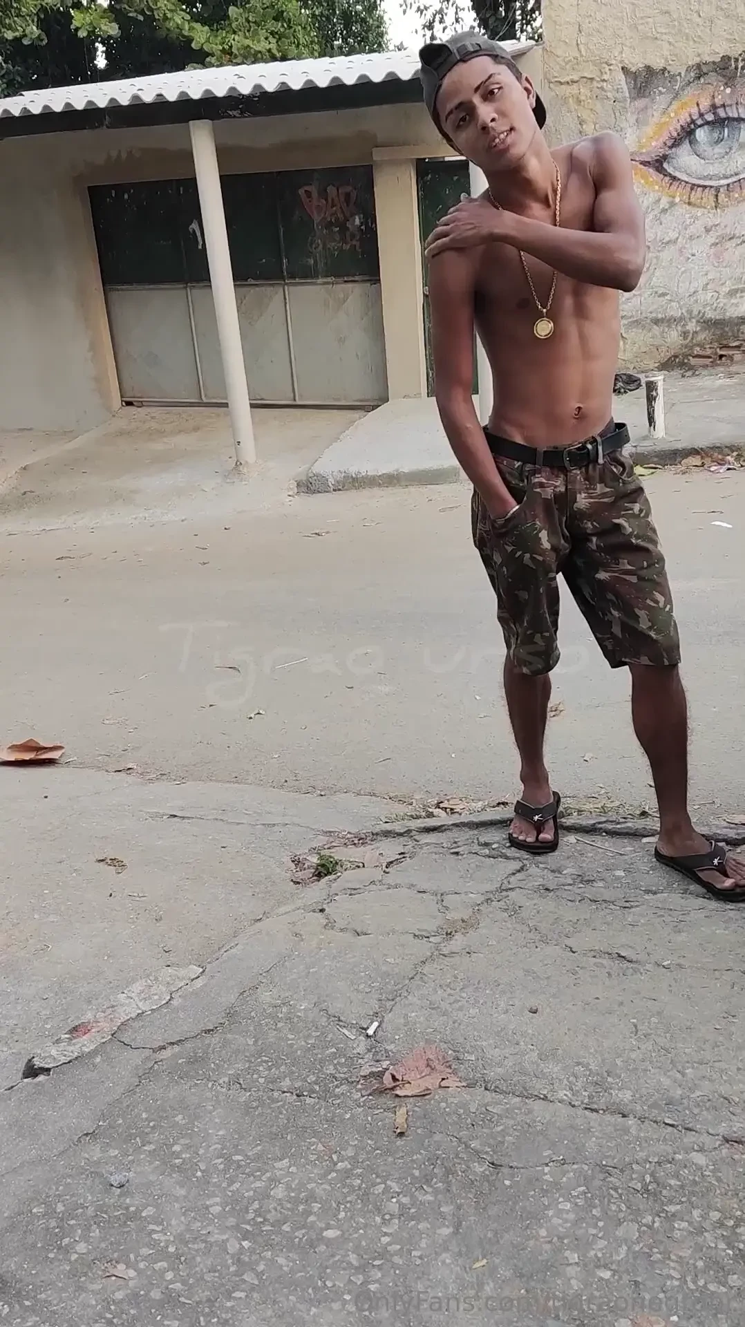 Eu e mavambo gatinho esperando o pr digo pra dar leite pra n s e ele 