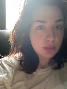 Hiiiiiii i woke up like this still here taking low quality selfies