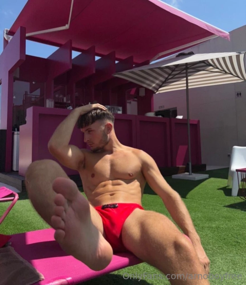 Qui se met mes pieds rejoins moi sur mon compte vip onlyfans com 