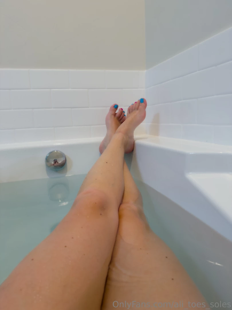 Cute toes and a cute pussy 