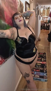 Sexy lingerie photos and some ass shaking videos one video i m