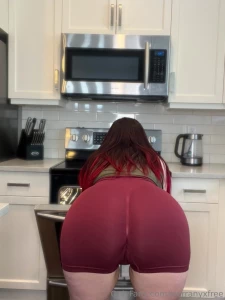 If i was in the kitchen cooking for you could you resist this ass ps