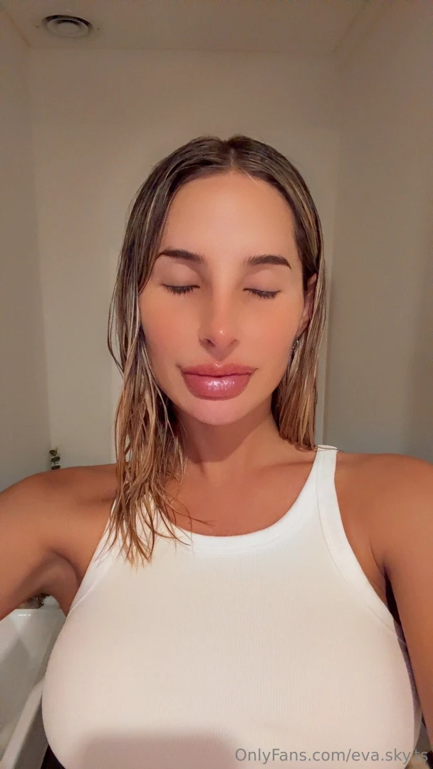 Morning routine cold shower warm smoothie hot look want a peek into 