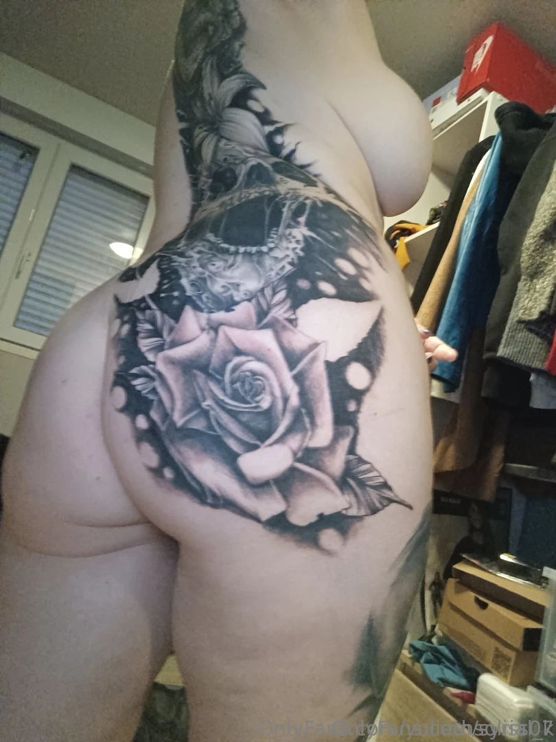 Cum check out this big booty chick syrial_k her body will have your 