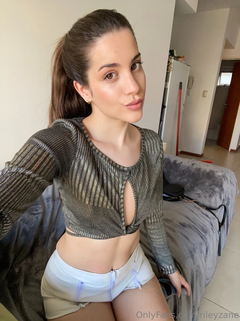 My college outfit for today you can t go wrong with a top and shorts 