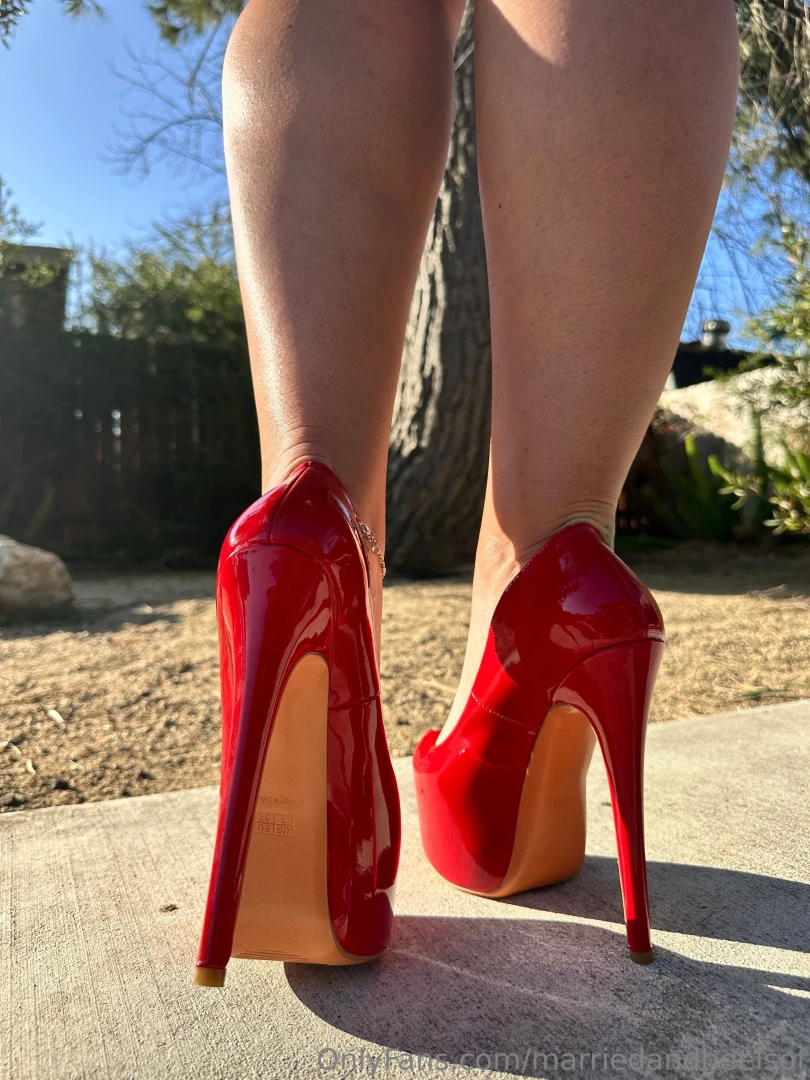 I love the straps that go right under my butt helps to hold this trunk part 2 