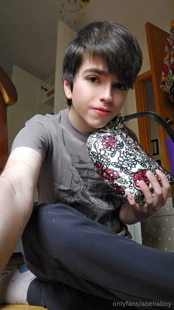 Which purse do you think i look better in the first or the second i 