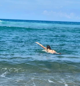 Un oral en la tabla de surf en medio del mar