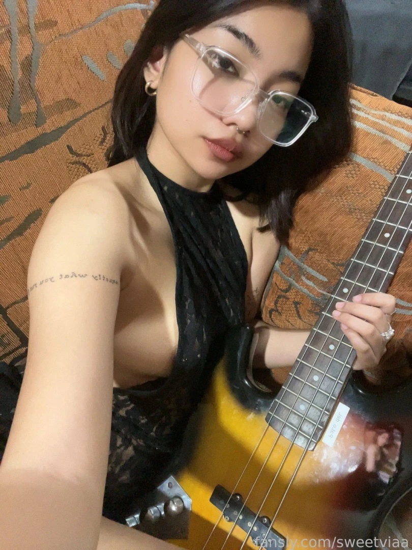 Wanna see me strum this guitar or you want something more than a strum 
