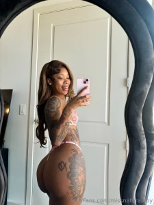 Who needs a lil distraction from work today dm me