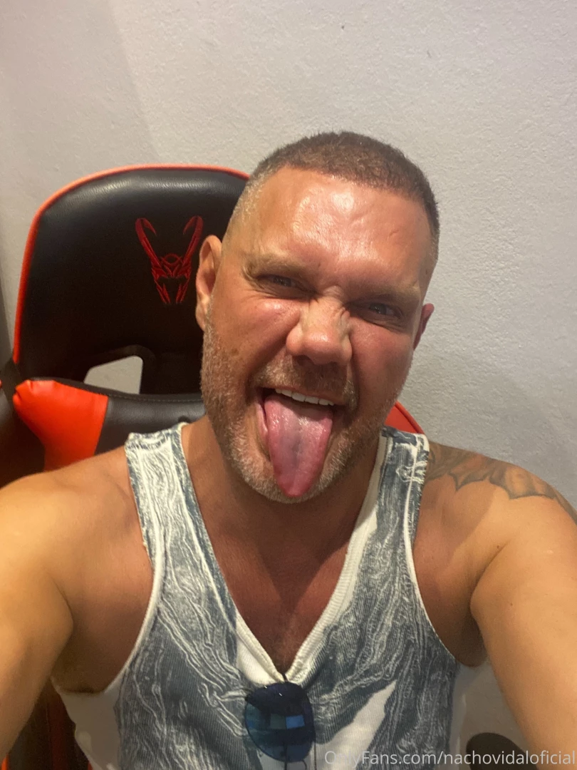 Come to my dm and i ll show you how hard my cock is and my wet tongue 