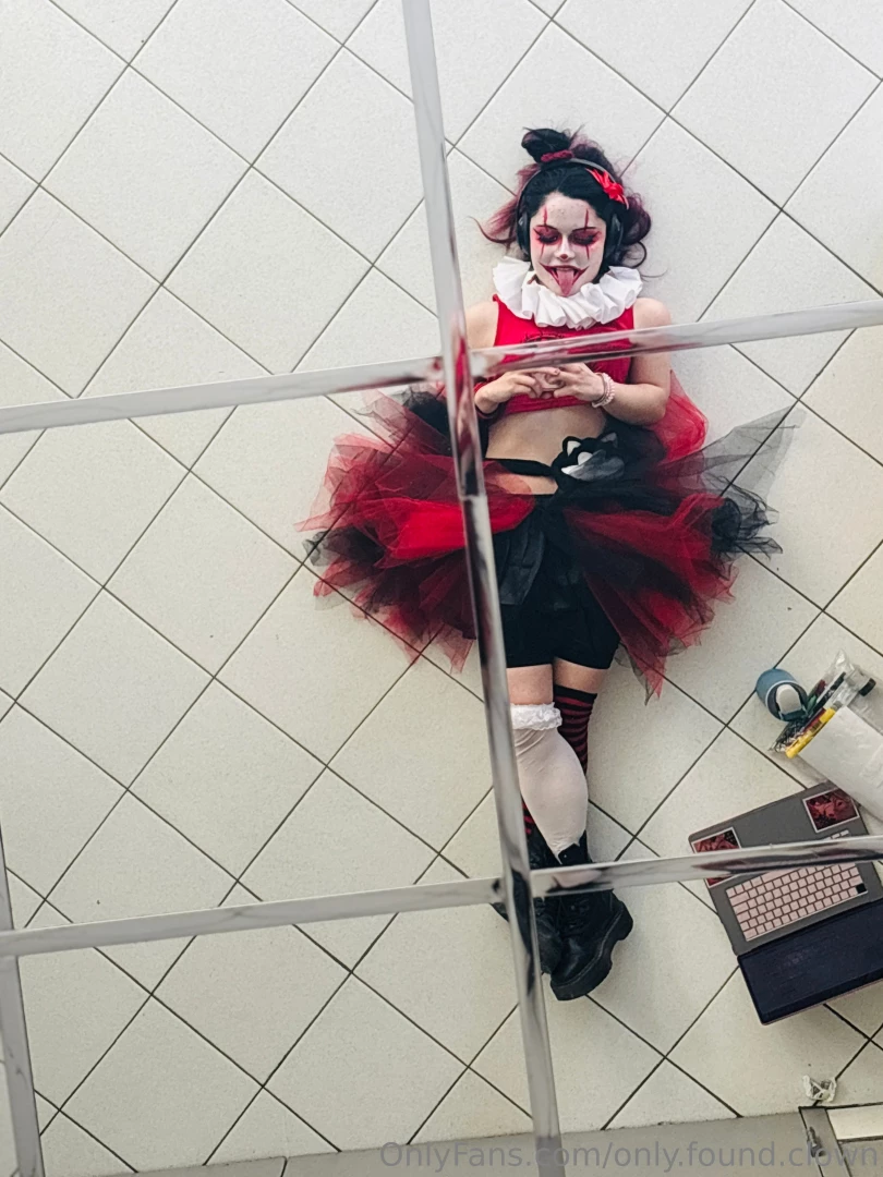 Clown bitch and capitalist cringe 