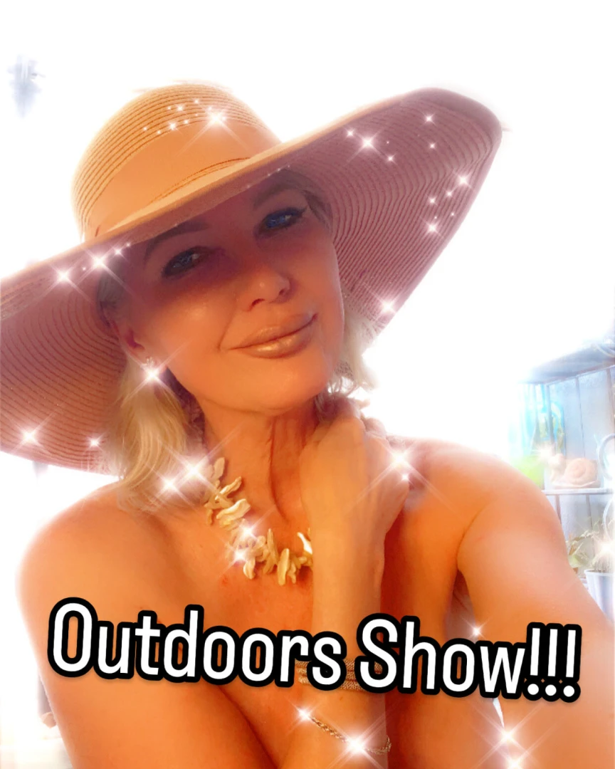 Outdoors show hurry i feel so naughty naked on my balcony shhhhhhhh 