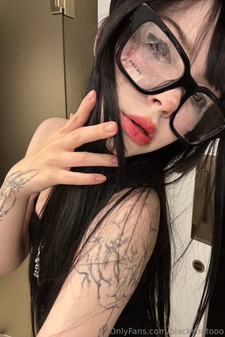 Dyed my hair black u like it 