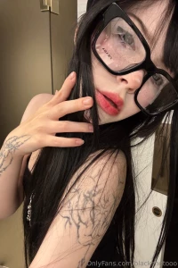 Dyed my hair black u like it