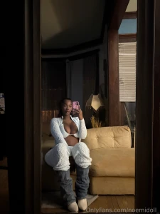 Last night i stayed inside so i took random pictures of myself being a part 1