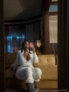 Last night i stayed inside so i took random pictures of myself being a part 5