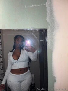 Last night i stayed inside so i took random pictures of myself being a part 4