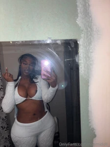 Last night i stayed inside so i took random pictures of myself being a