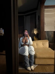 Last night i stayed inside so i took random pictures of myself being a part 3