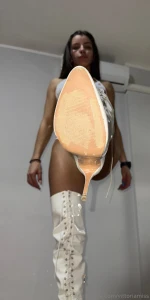 Cosa si prova ad avere la visuale di una dea gigante su e tu minuscolo