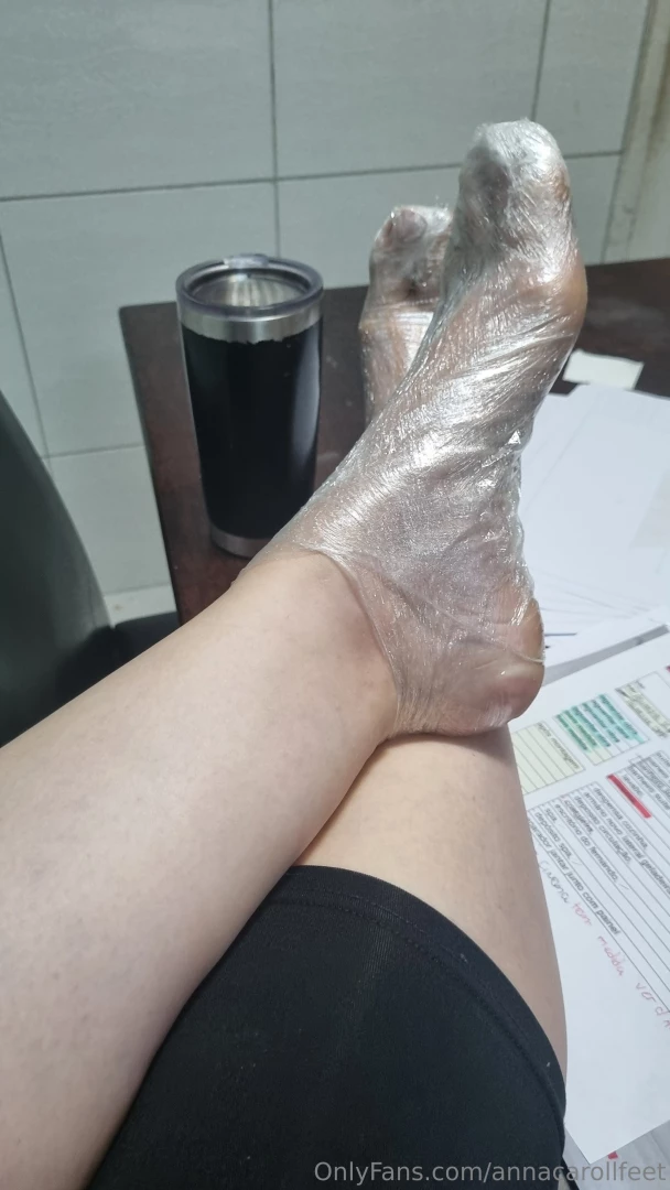 Foot hydration at work footfetish brazilianfeet foothydratation 