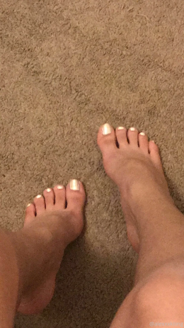 Would you play with my pretty little feet papi 