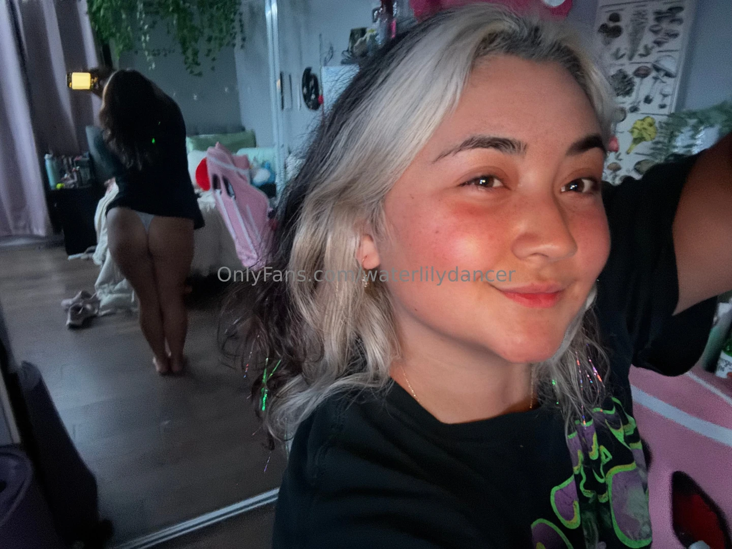 Mirror so i can see your face while you give me backshots 