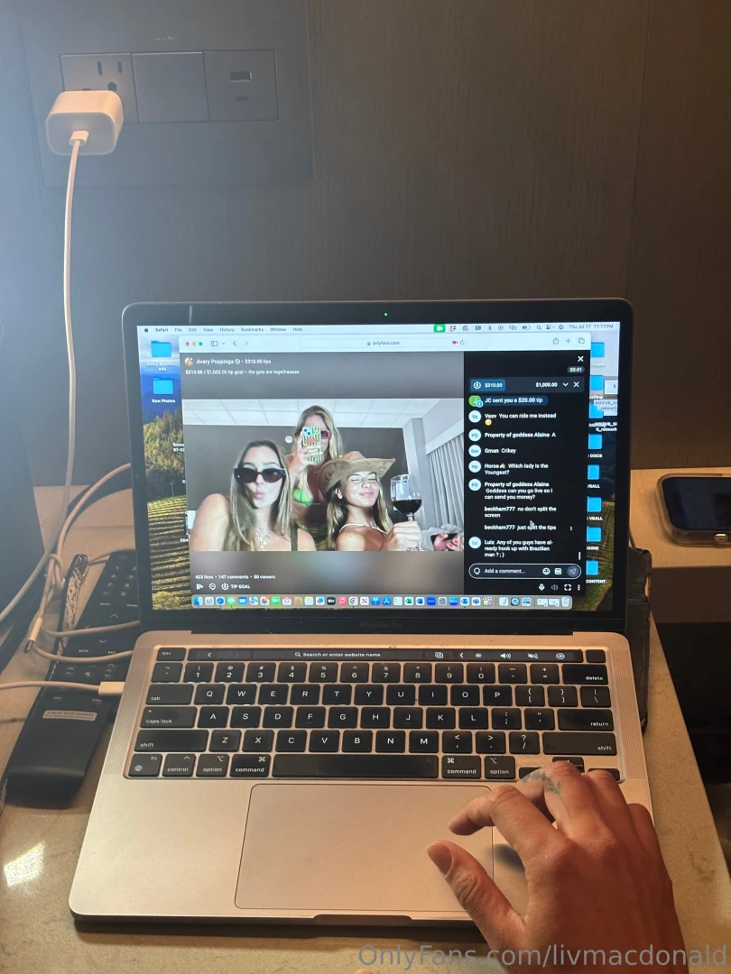 Live on averypoppinga 