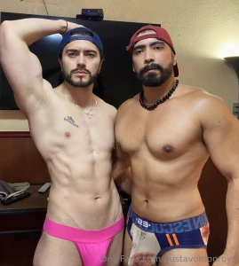 Mi primera vez de pasivo mi gymbro me convenci de pasarle el culito me part 1