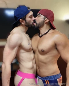 Mi primera vez de pasivo mi gymbro me convenci de pasarle el culito me part 2