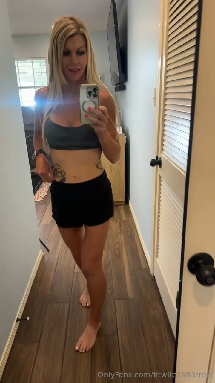A cute gym outfit and some cute panties happy monday 