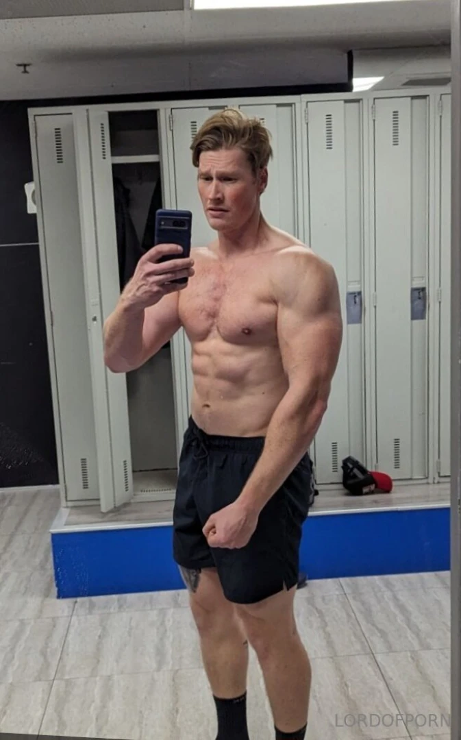 Waiting in the lockers for my gymbro 