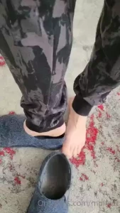 How would you like if these feet told you just how to stroke it