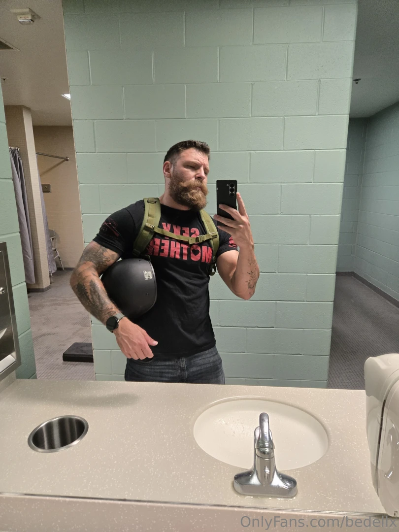 Little post gym workout pic pulled something in my neck today so that 