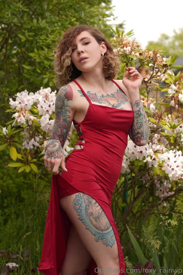 Girl in red would love to sit on your dick 