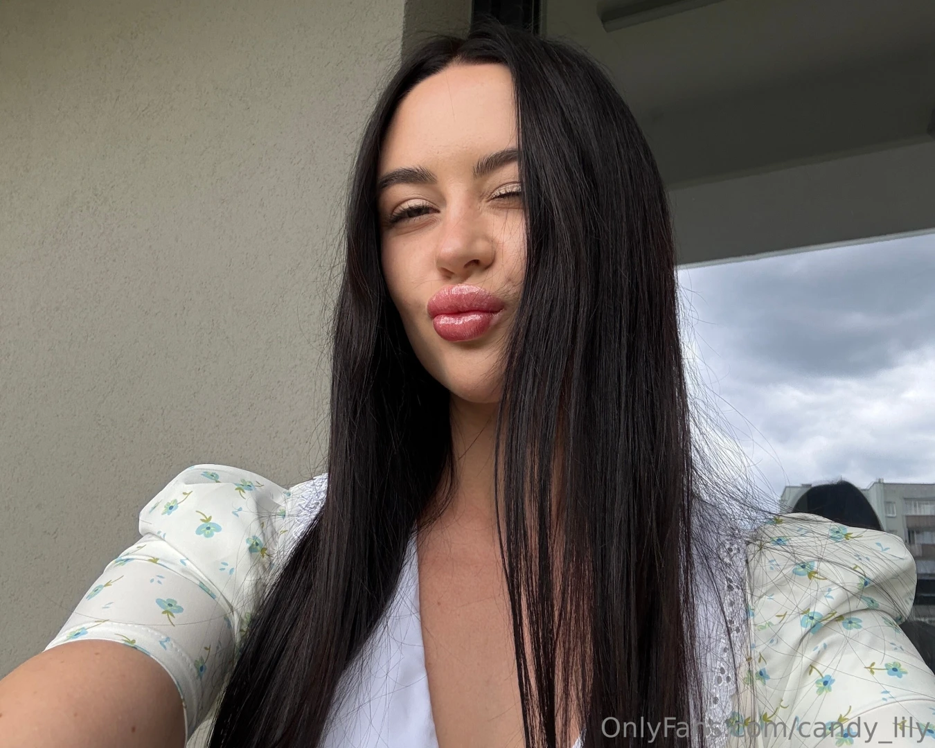 Flowers on my sleeve sunshine in my vibe 