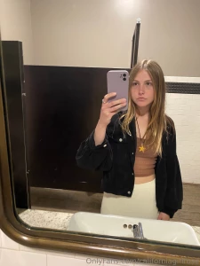 I bet u wanna fuck me in this bathroom lol