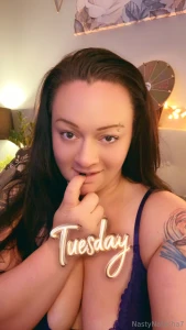 I m live streaming now and i m soooo horny cum play with me www