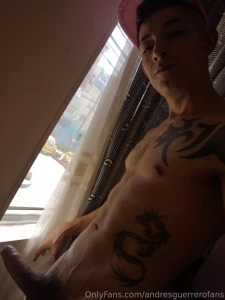Asomado a la ventana andresguerrerofans