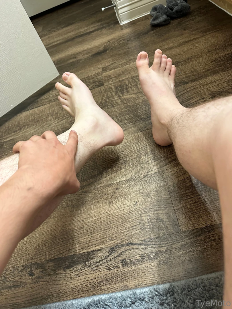 My feet are so hot and sweaty rn do you wanna smell or suck on these 