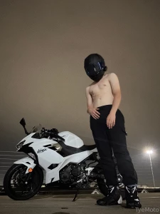 Lil weewee and bike stuffs haha you should come suck me and be my