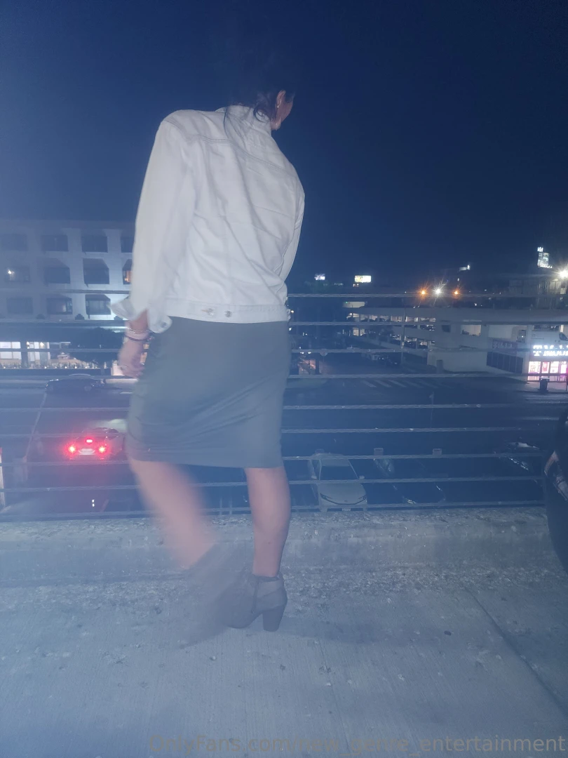 Taliahteal walking and shaking ass before a concert 