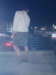 Taliahteal walking and shaking ass before a concert